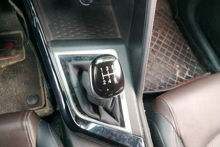 Used CHANGAN CS15 2019 1.5L Manual Entry-Level Version China VI Standard
