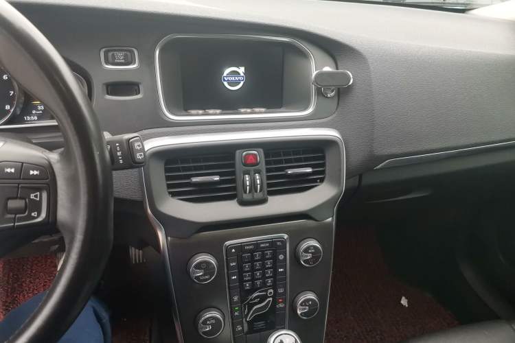 Used Volvo V40 2015 1.6T Zhiyi Edition