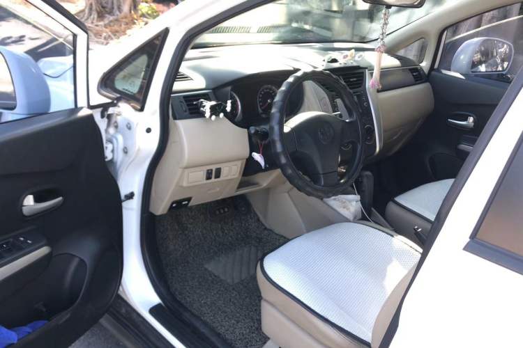 Used Venucia R50 2012 1.6L Automatic Prestige Edition
