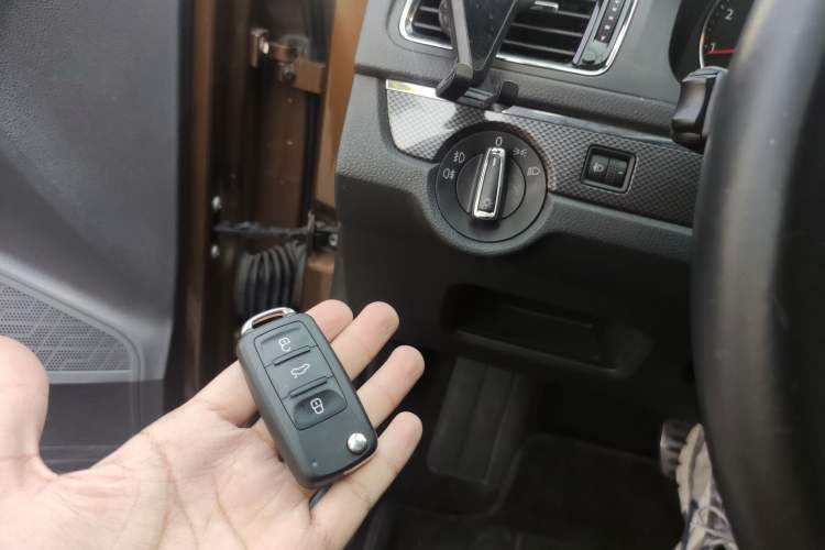 Used Volkswagen Cross Lavida 2014 1.6L Automatic Vehicle Key