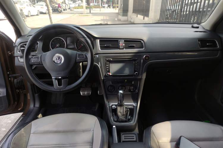 Used Volkswagen Cross Lavida 2014 1.6L Automatic Center Console