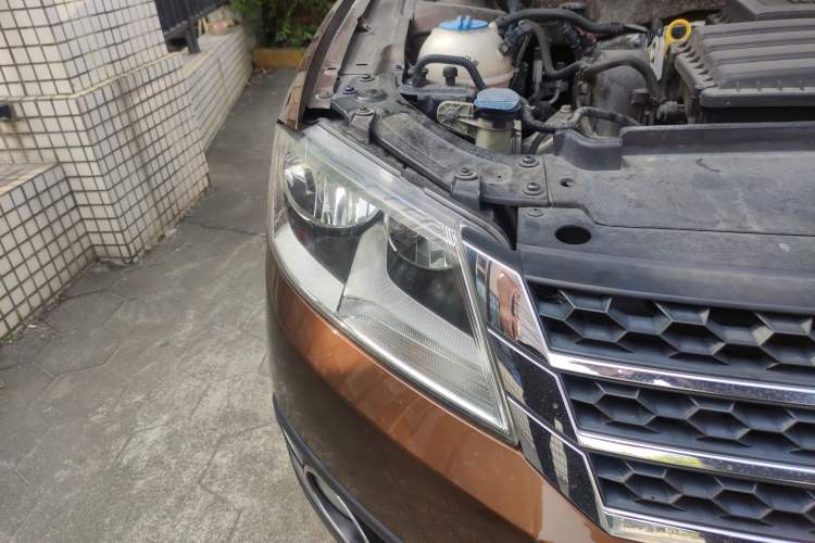 Used Volkswagen Cross Lavida 2014 1.6L Automatic Right Front Headlight