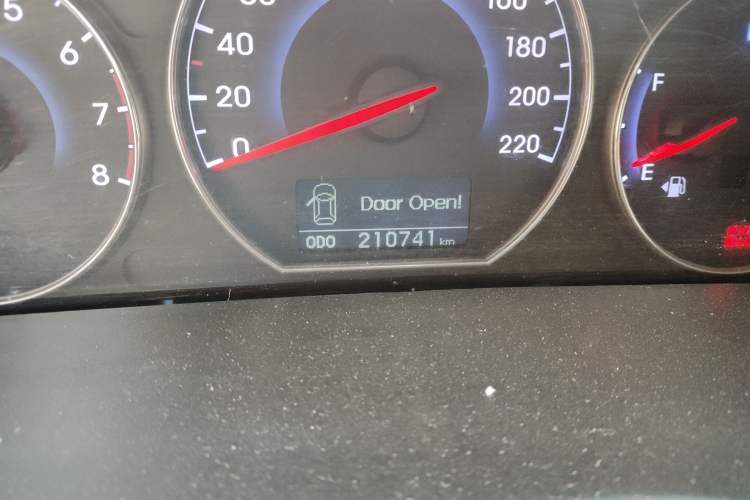 Used Hyundai Santa Fe Classic 2010 2.4 Ultimate Edition 7-Seater Four-Wheel Drive Odometer Close Up