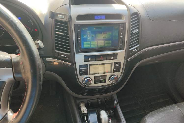 Used Hyundai Santa Fe Classic 2010 2.4 Ultimate Edition 7-Seater Four-Wheel Drive Audio And AC Panel