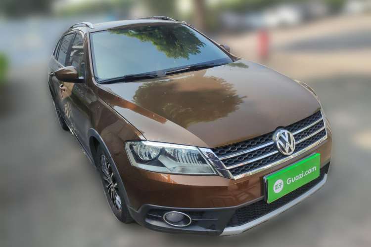 Used Volkswagen Cross Lavida 2014 1.6L Automatic Front Right 45 Deg