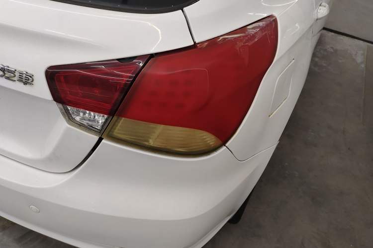 Used Soueast V6 Lingshi 2014 1.5L Manual Luxury Edition for Women