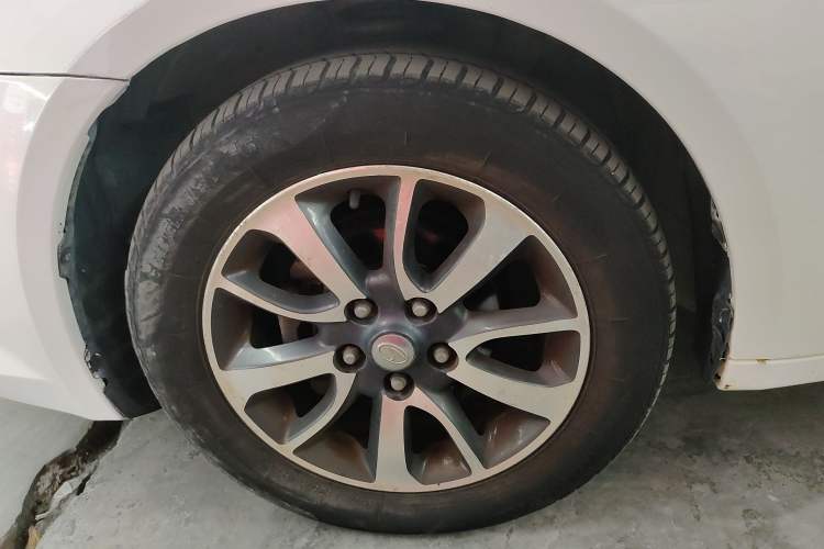 Used Soueast V6 Lingshi 2014 1.5L Manual Luxury Edition for Women