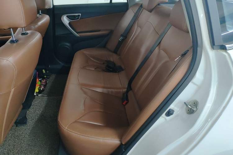 Used Soueast V6 Lingshi 2014 1.5L Manual Luxury Edition for Women