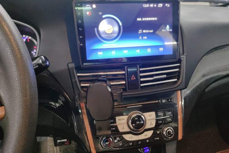 Used Soueast V6 Lingshi 2014 1.5L Manual Luxury Edition for Women