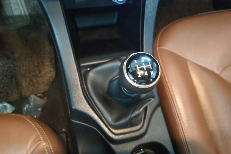 Used Soueast V6 Lingshi 2014 1.5L Manual Luxury Edition for Women