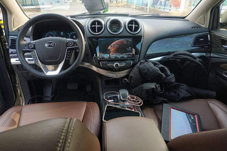 Used BYD Tang New Energy 2015 2.0T Four-Wheel-Drive Flagship Model Center Console