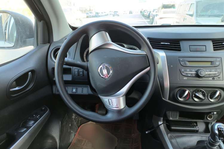 Used Nissan Navara 2019 2.5L Manual Two-Wheel Drive Comfort Version China VI QR25