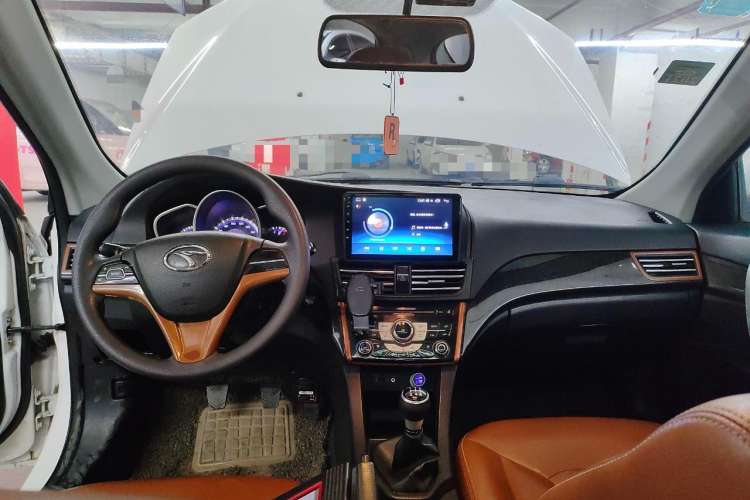 Used Soueast V6 Lingshi 2014 1.5L Manual Luxury Edition for Women