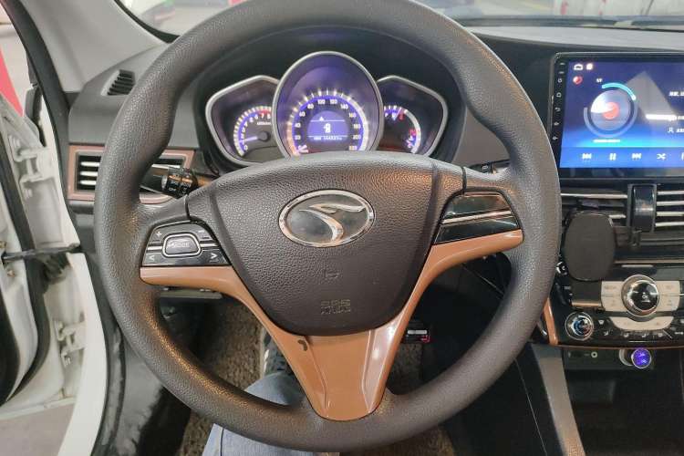 Used Soueast V6 Lingshi 2014 1.5L Manual Luxury Edition for Women