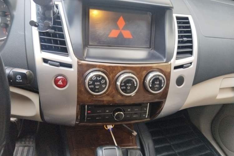Used Mitsubishi Pajero Sport 2013 3.0L Automatic 4x4 Flagship Edition Audio And AC Panel