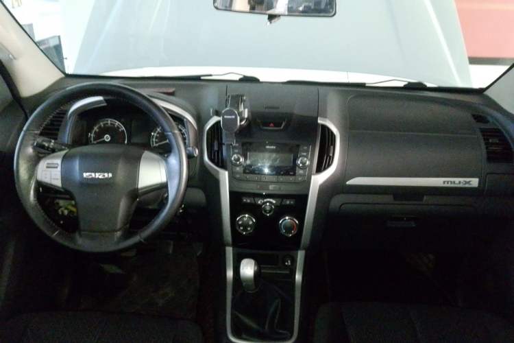 Used Isuzu mu-X 2015 2.5T Two-Wheel Drive Manual Comfort Plus 7-Seater
