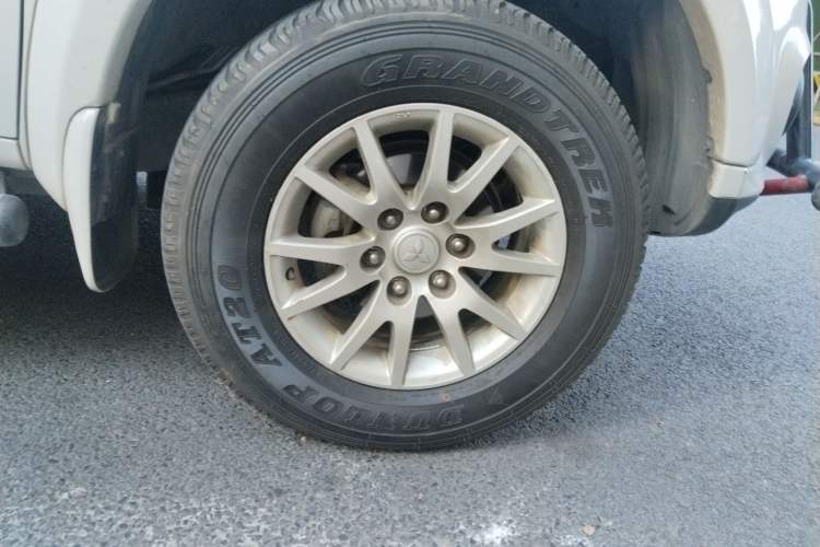 Used Mitsubishi Pajero Sport 2013 3.0L Automatic 4x4 Flagship Edition Right Front Wheel Hub