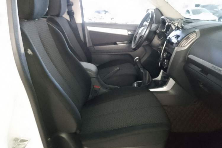 Used Isuzu mu-X 2015 2.5T Two-Wheel Drive Manual Comfort Plus 7-Seater
