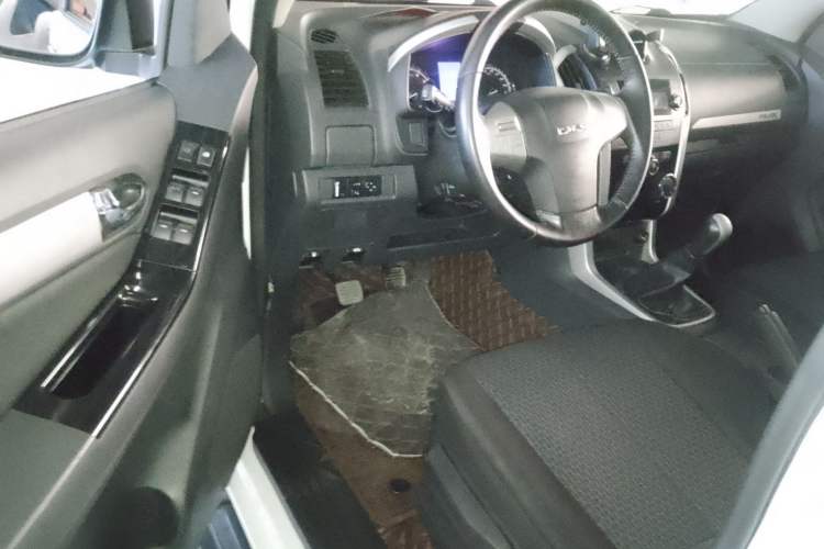 Used Isuzu mu-X 2015 2.5T Two-Wheel Drive Manual Comfort Plus 7-Seater
