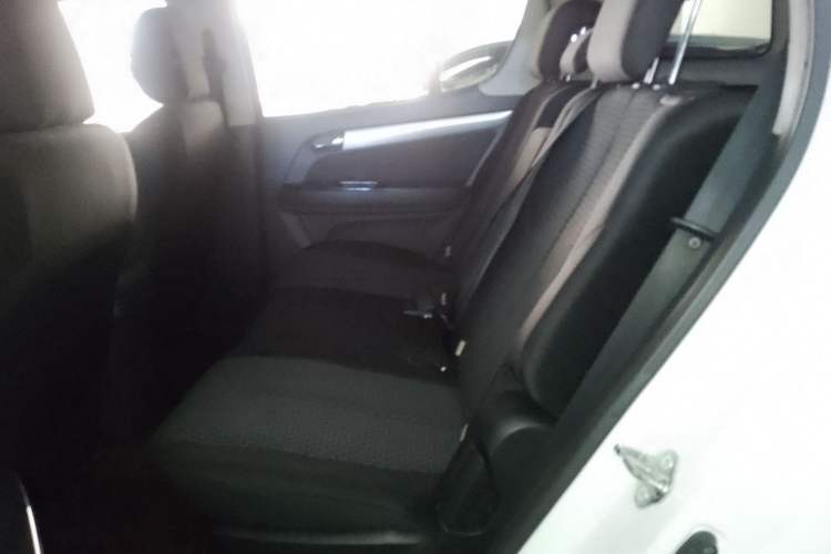 Used Isuzu mu-X 2015 2.5T Two-Wheel Drive Manual Comfort Plus 7-Seater
