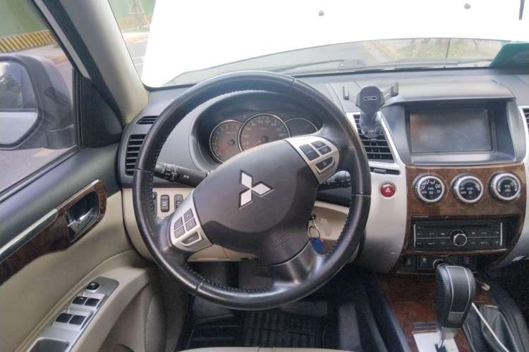Used Mitsubishi Pajero Sport 2013 3.0L Automatic 4x4 Flagship Edition Steering Wheel
