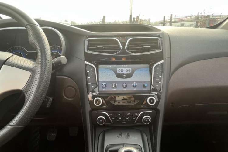 Used Haima V70 2016 2.0L Manual - Comfort Edition 6 Seats