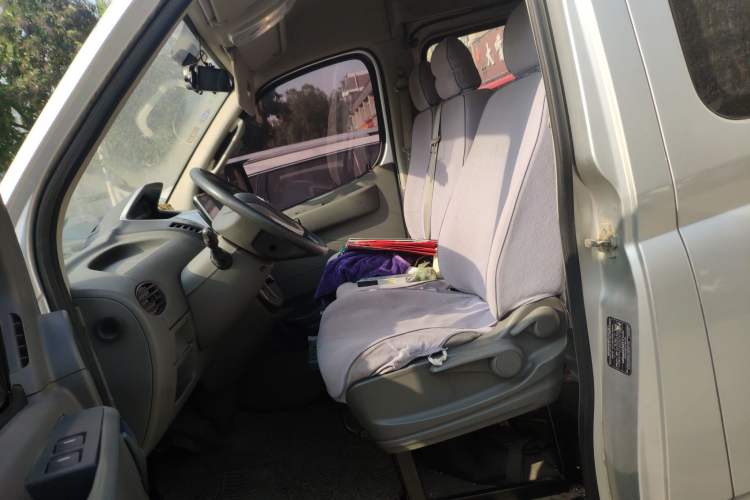 Used SAIC MAXUS  2017 2.5T AMT Aoyuntong China IV Short Wheelbase Mid-Roof 5/6/10-Seater
