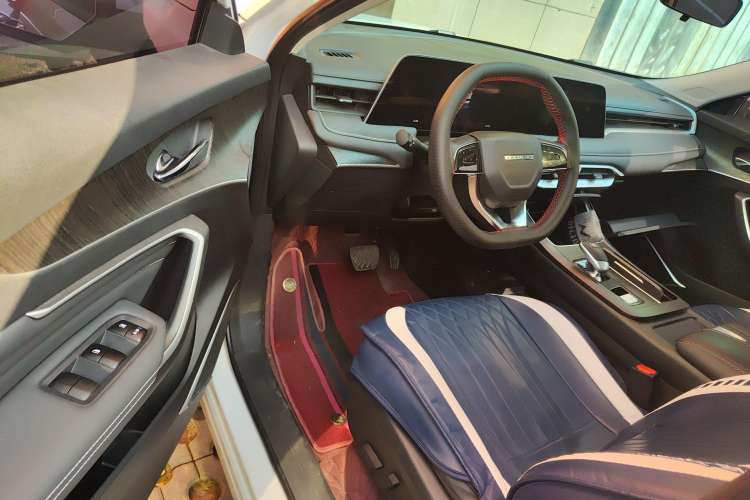 Used Venucia V 2022 260T Black Horse Edition · Idol