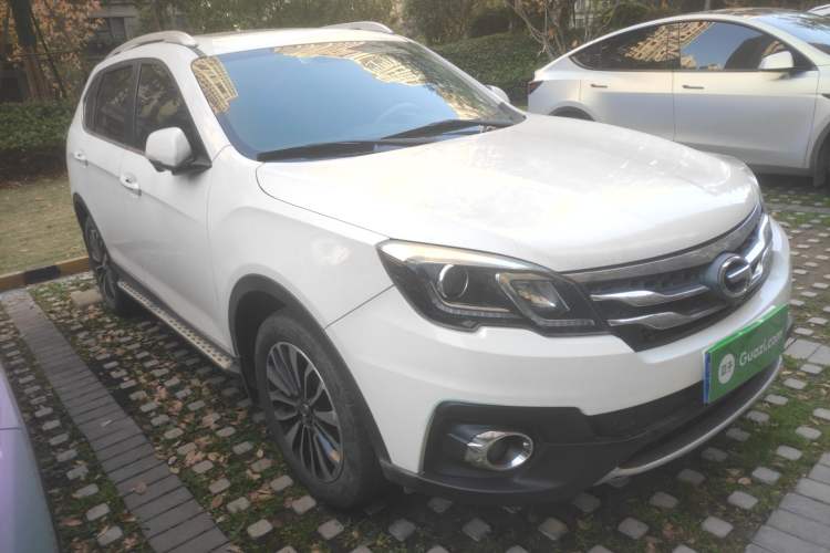 Used GAC Trumpchi GS5 Super 2015 2.0L Automatic Two-Wheel Drive Luxury Navigation Edition Front Right 45 Deg
