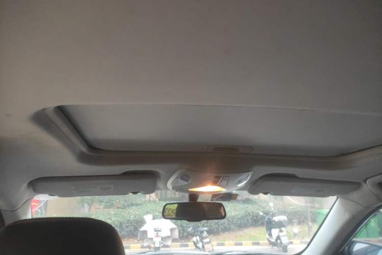 Used GAC Trumpchi GS5 Super 2015 2.0L Automatic Two-Wheel Drive Luxury Navigation Edition Headliner