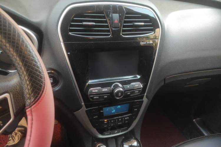 Used GAC Trumpchi GS5 Super 2015 2.0L Automatic Two-Wheel Drive Luxury Navigation Edition Audio And AC Panel