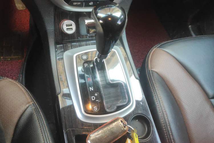 Used GAC Trumpchi GS5 Super 2015 2.0L Automatic Two-Wheel Drive Luxury Navigation Edition Gear Lever