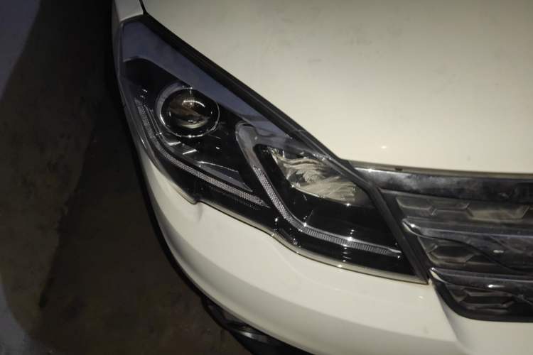 Used GAC Trumpchi GS5 Super 2016 1.8T Automatic Two-Wheel Drive Anniversary Edition Right Front Headlight