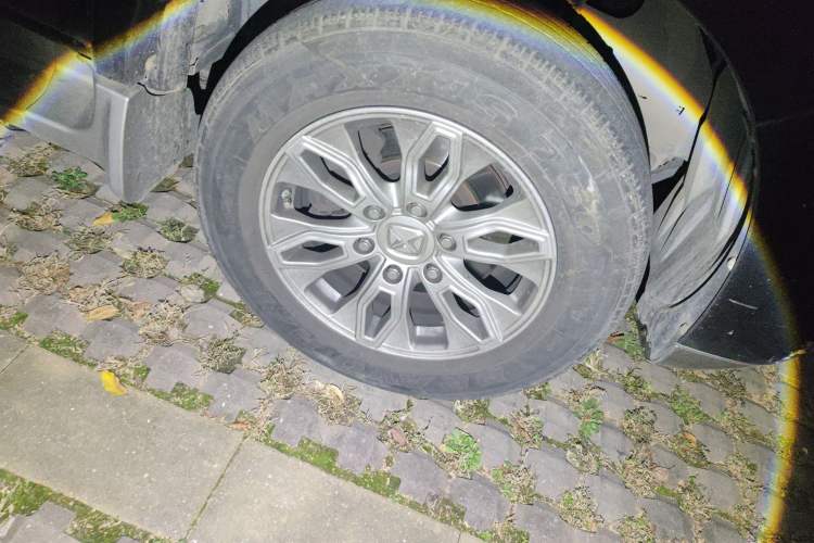 Used JMC Yusheng S350 2016 2.0T Automatic Two-Wheel Drive Gasoline Luxury Version with Sunroof 5 Seats
