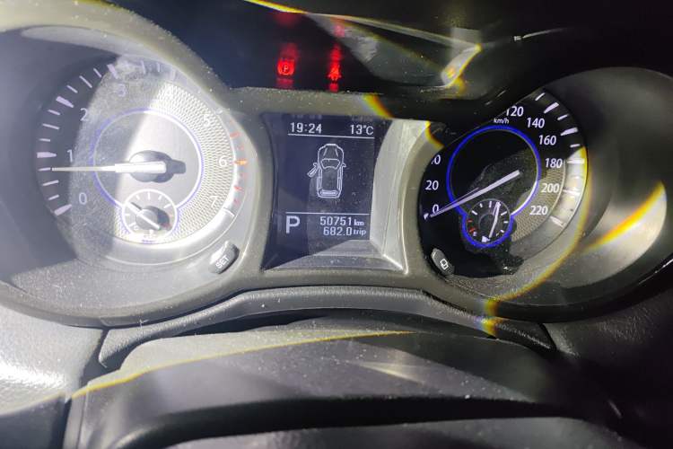 Used JMC Yusheng S350 2016 2.0T Automatic Two-Wheel Drive Gasoline Luxury Version with Sunroof 5 Seats
