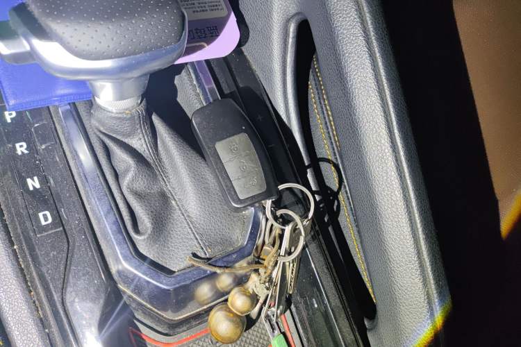 Used JMC Yusheng S350 2016 2.0T Automatic Two-Wheel Drive Gasoline Luxury Version with Sunroof 5 Seats
