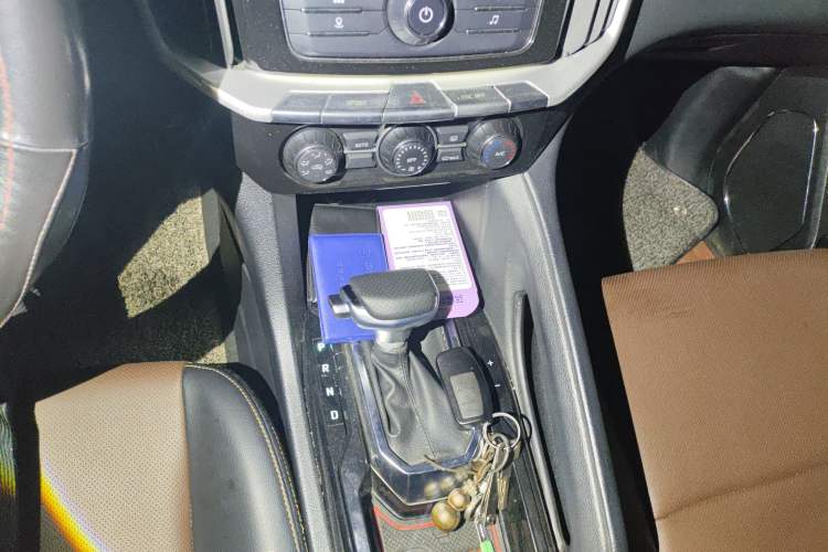 Used JMC Yusheng S350 2016 2.0T Automatic Two-Wheel Drive Gasoline Luxury Version with Sunroof 5 Seats
