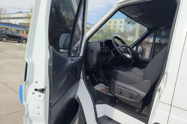 Used JMC Transit 2021 2.8T Space King Standard Version Long Wheelbase Mid-Height Roof Rear Single Tire 3-Seater Diesel China VI Emission Standard JX493
