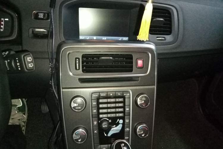 Used Volvo V60 2014 Restyled T5 Zhiya Edition
