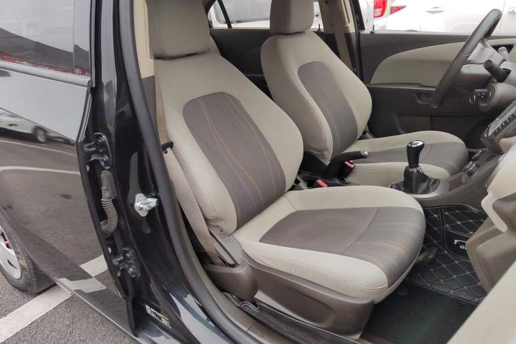 Used Chevrolet Aveo Sonic 2011 Sedan 1.4L MT SL
