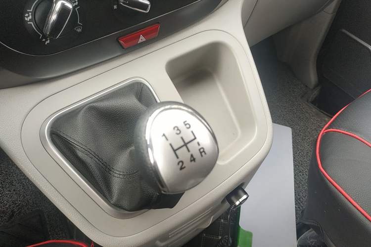 Used JAC M3 2019 PLUS IKEA Edition 1.8L Luxury 9-Seater Gear Lever