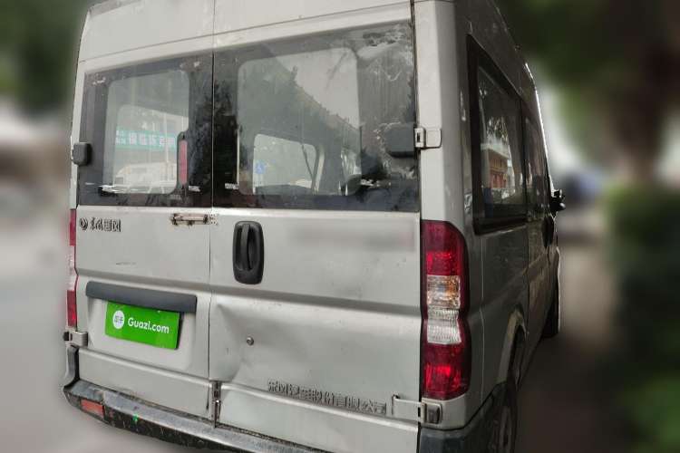 Used Dongfeng Yufeng 2018 2.3TA100 Standard Edition Logistics Vehicle Short Wheelbase Mid-Roof Design 5-9 Seater Powered by WP2.3
