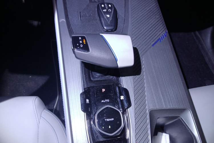 Used CHANGAN OSHAN Z6 New Energy 2022 Blue Whale iDD 150KM Flagship PLUS Smart Parking Edition Gear Lever