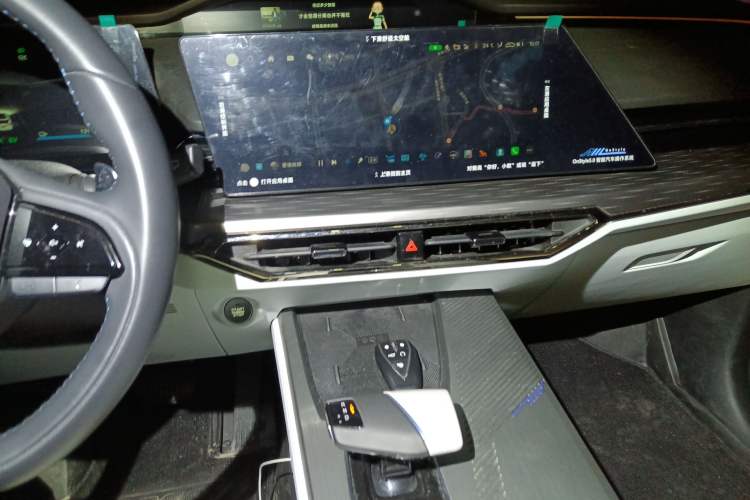 Used CHANGAN OSHAN Z6 New Energy 2022 Blue Whale iDD 150KM Flagship PLUS Smart Parking Edition Audio And AC Panel