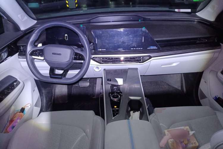 Used CHANGAN OSHAN Z6 New Energy 2022 Blue Whale iDD 150KM Flagship PLUS Smart Parking Edition Center Console