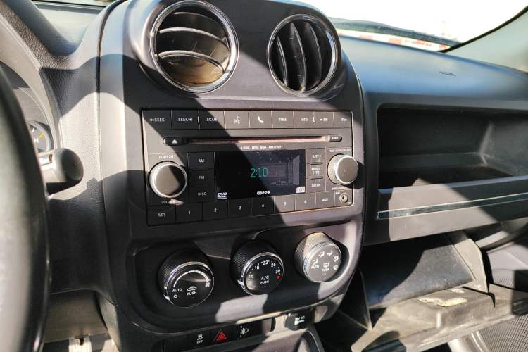 Used Jeep Patriot 2014 2.4L Sport Edition Audio And AC Panel