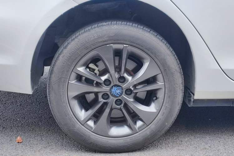 Used BYD Qin New Energy 2017 1.5T Luxury Model Right Rear Wheel Hub