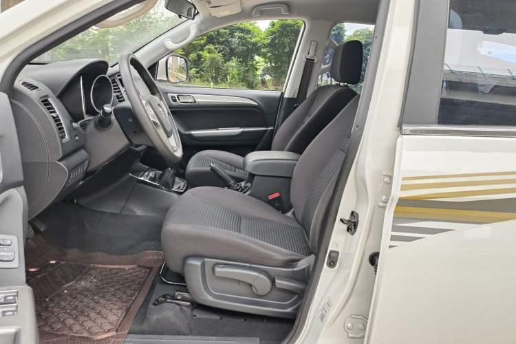 Used Foton Savana 2015 2.0T Manual Two-Wheel Drive Gasoline Luxury 7-Seater