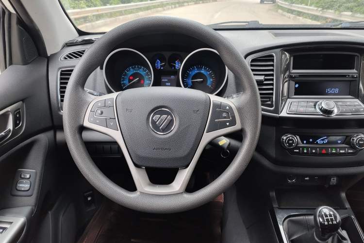 Used Foton Savana 2015 2.0T Manual Two-Wheel Drive Gasoline Luxury 7-Seater