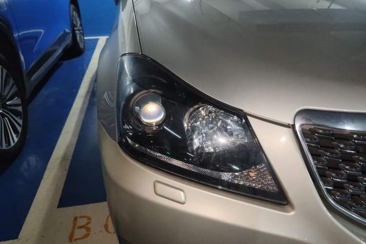 Used Toyota Crown 2011 2.5L Royal Special Edition with Leather and Sunroof
